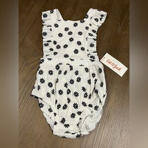 NWT 18M Girls Ruffle Romper Black Daisy Pattern
